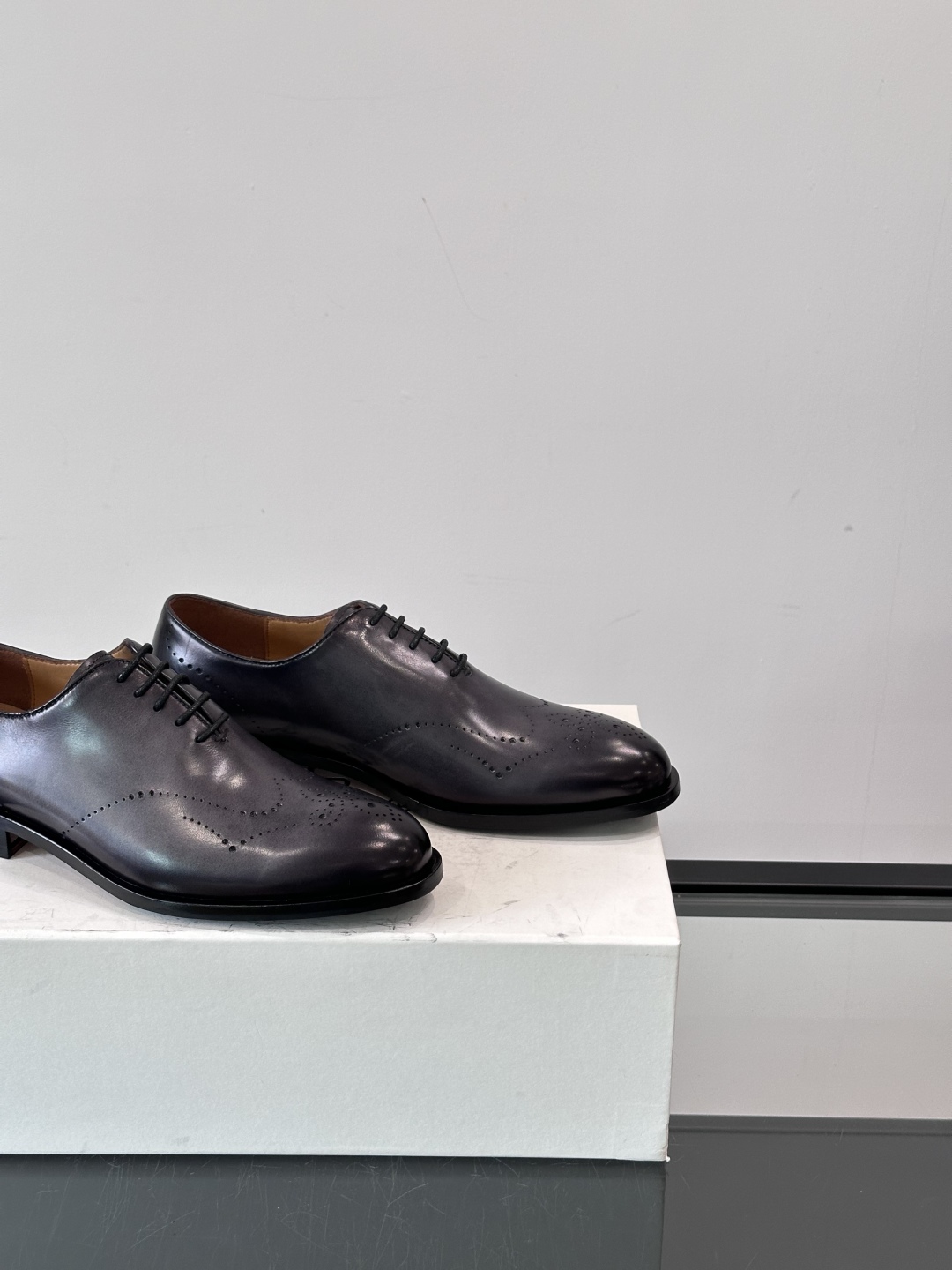 Berluti/布鲁提高端真皮大底正装皮鞋，采用进口牛皮鞋面 柔软有型，手工改色工艺，低调奢华气质，舒适
