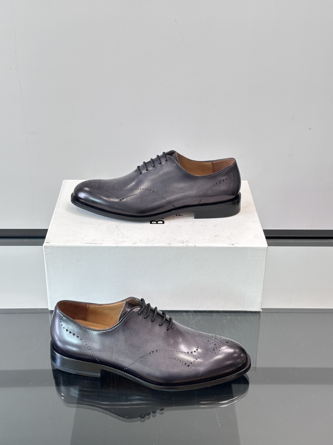 Berluti/布鲁提高端真皮大底正装皮鞋，采用进口牛皮鞋面 柔软有型，手工改色工艺，低调奢华气质，舒适