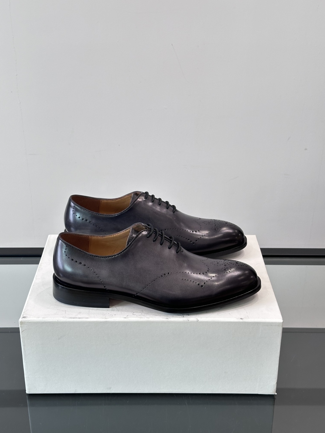 Berluti/布鲁提高端真皮大底正装皮鞋，采用进口牛皮鞋面 柔软有型，手工改色工艺，低调奢华气质，舒适