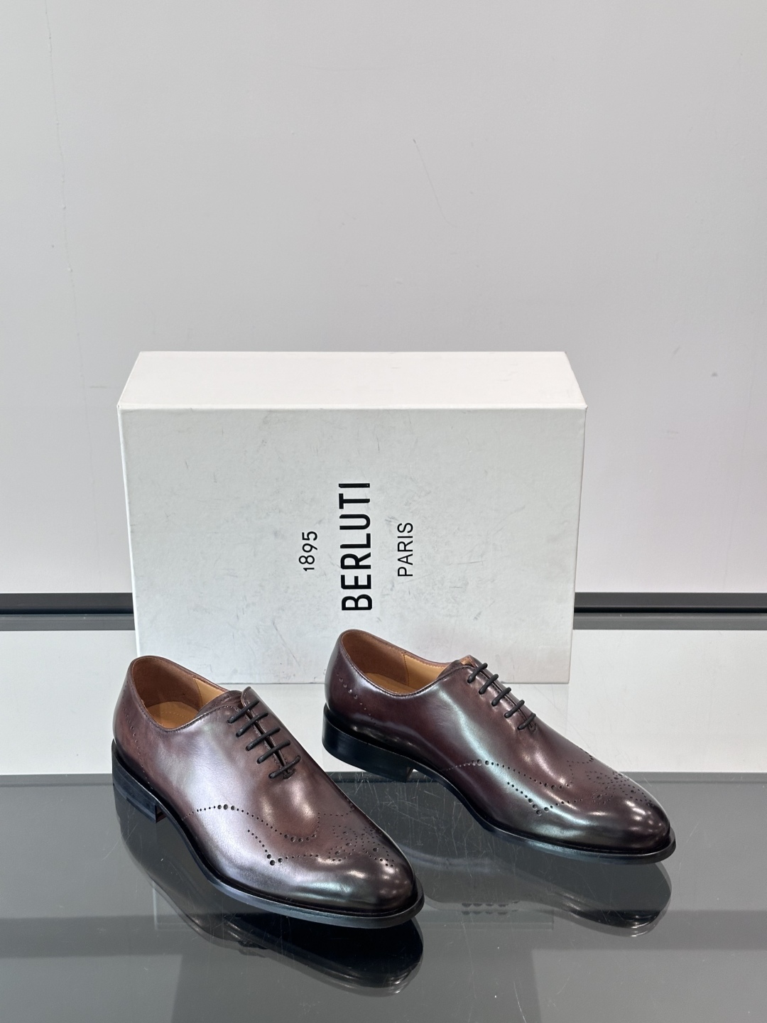 Berluti/布鲁提高端真皮大底正装皮鞋，采用进口牛皮鞋面 柔软有型，手工改色工艺，低调奢华气质，舒适