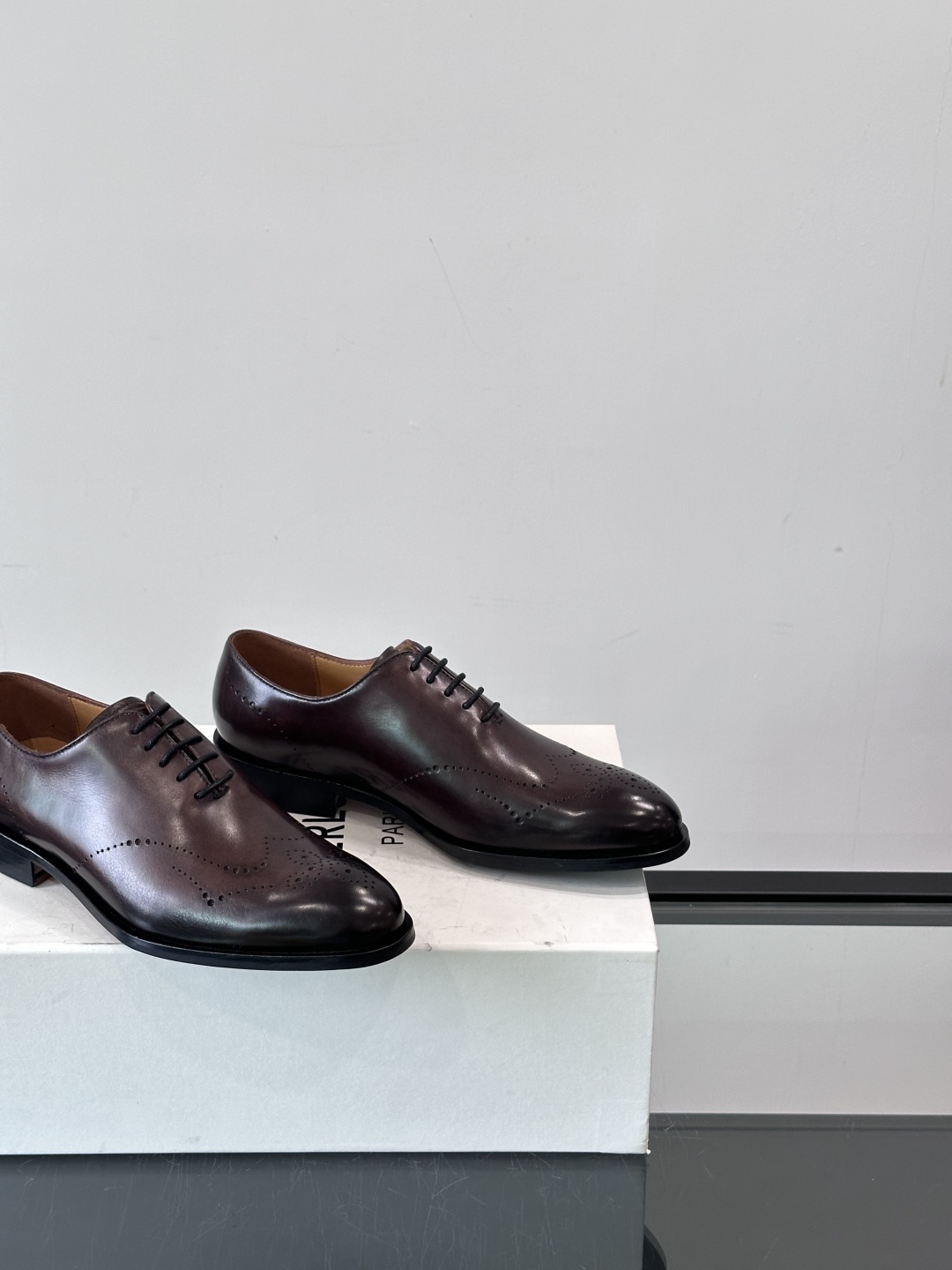 Berluti/布鲁提高端真皮大底正装皮鞋，采用进口牛皮鞋面 柔软有型，手工改色工艺，低调奢华气质，舒适