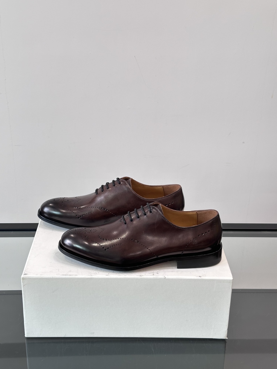 Berluti/布鲁提高端真皮大底正装皮鞋，采用进口牛皮鞋面 柔软有型，手工改色工艺，低调奢华气质，舒适