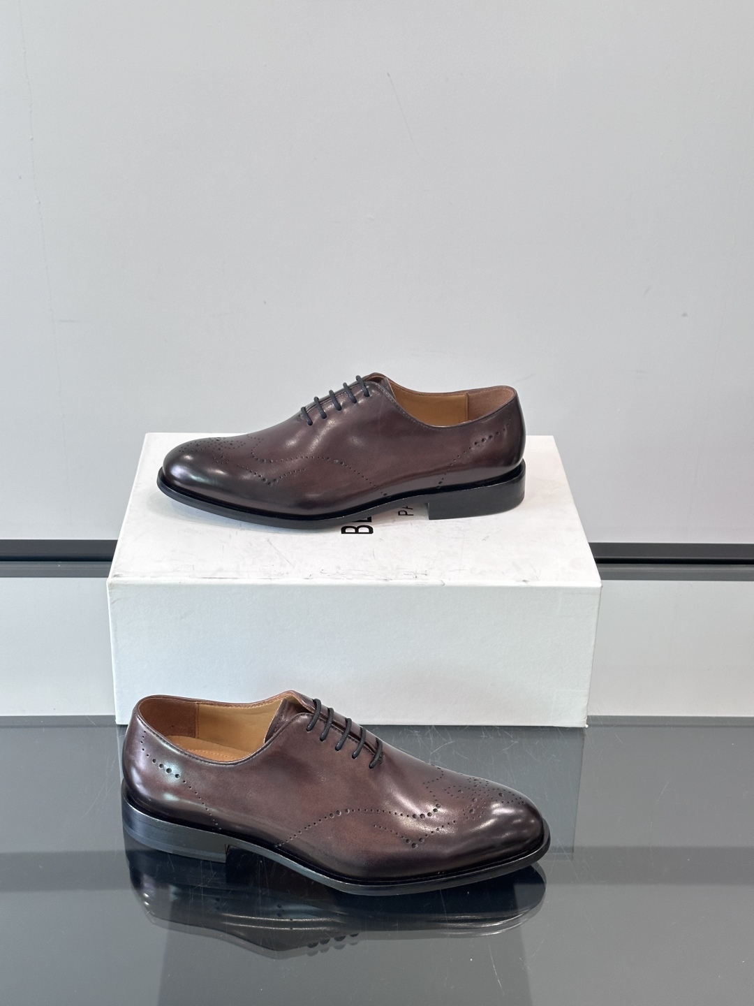 Berluti/布鲁提高端真皮大底正装皮鞋，采用进口牛皮鞋面 柔软有型，手工改色工艺，低调奢华气质，舒适