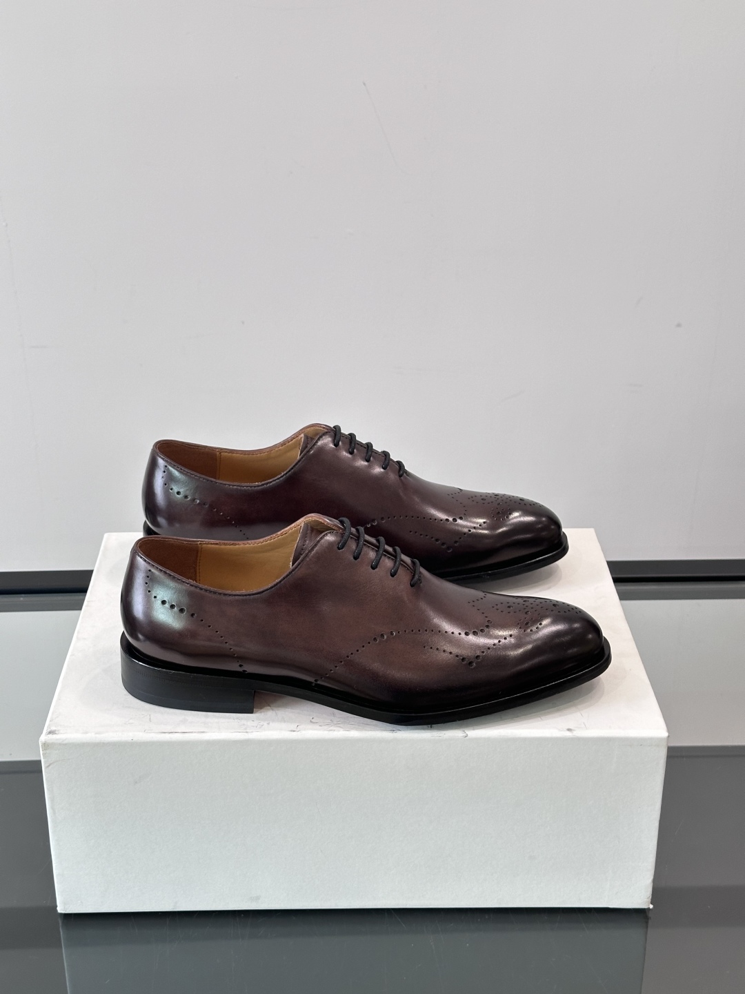 Berluti/布鲁提高端真皮大底正装皮鞋，采用进口牛皮鞋面 柔软有型，手工改色工艺，低调奢华气质，舒适