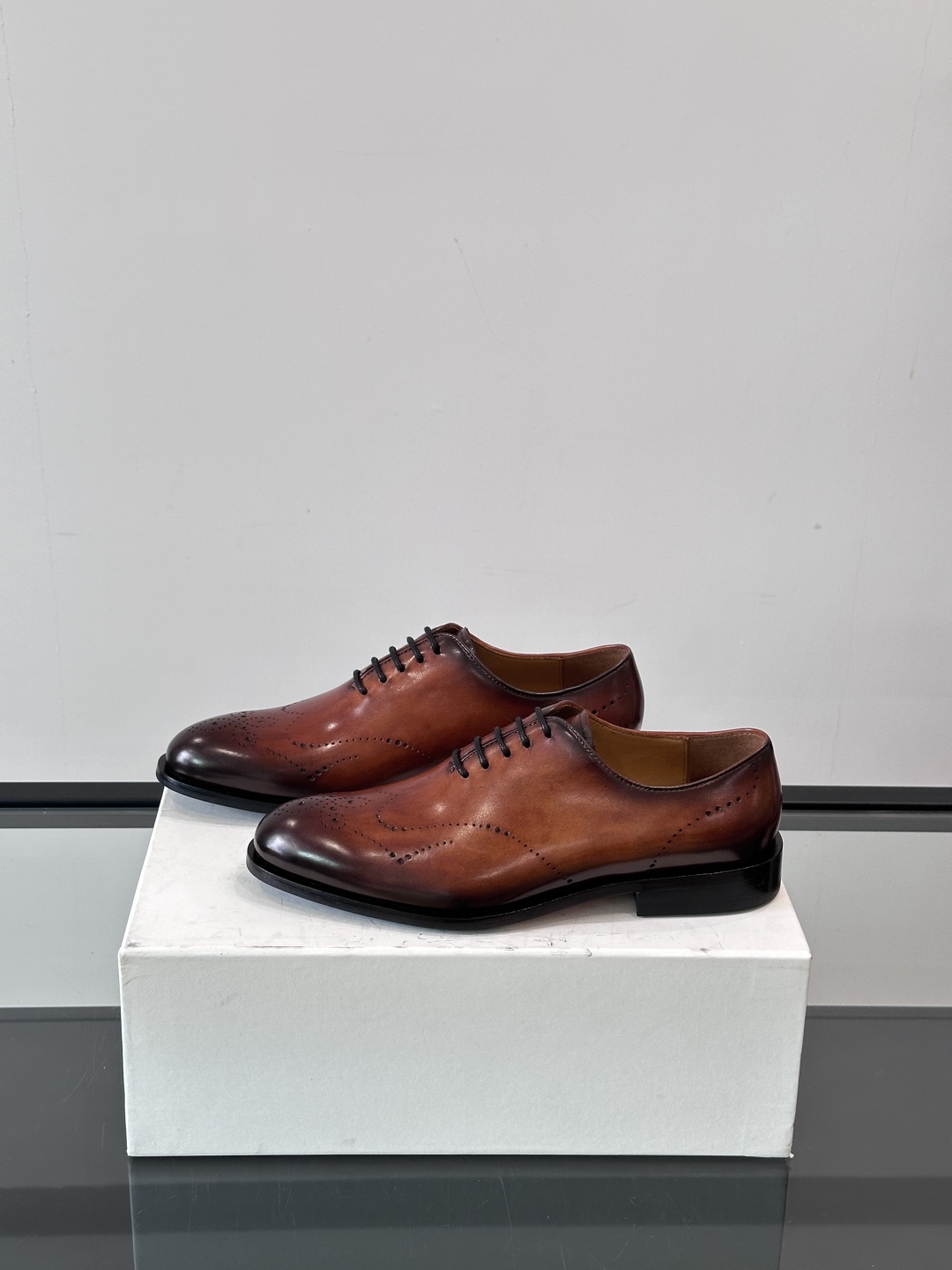 Berluti/布鲁提高端真皮大底正装皮鞋，采用进口牛皮鞋面 柔软有型，手工改色工艺，低调奢华气质，舒适