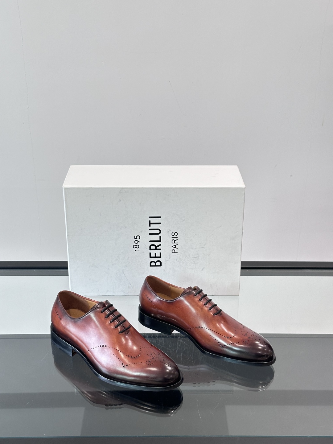 Berluti/布鲁提高端真皮大底正装皮鞋，采用进口牛皮鞋面 柔软有型，手工改色工艺，低调奢华气质，舒适