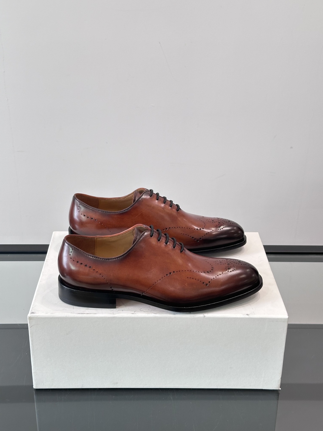 Berluti/布鲁提高端真皮大底正装皮鞋，采用进口牛皮鞋面 柔软有型，手工改色工艺，低调奢华气质，舒适