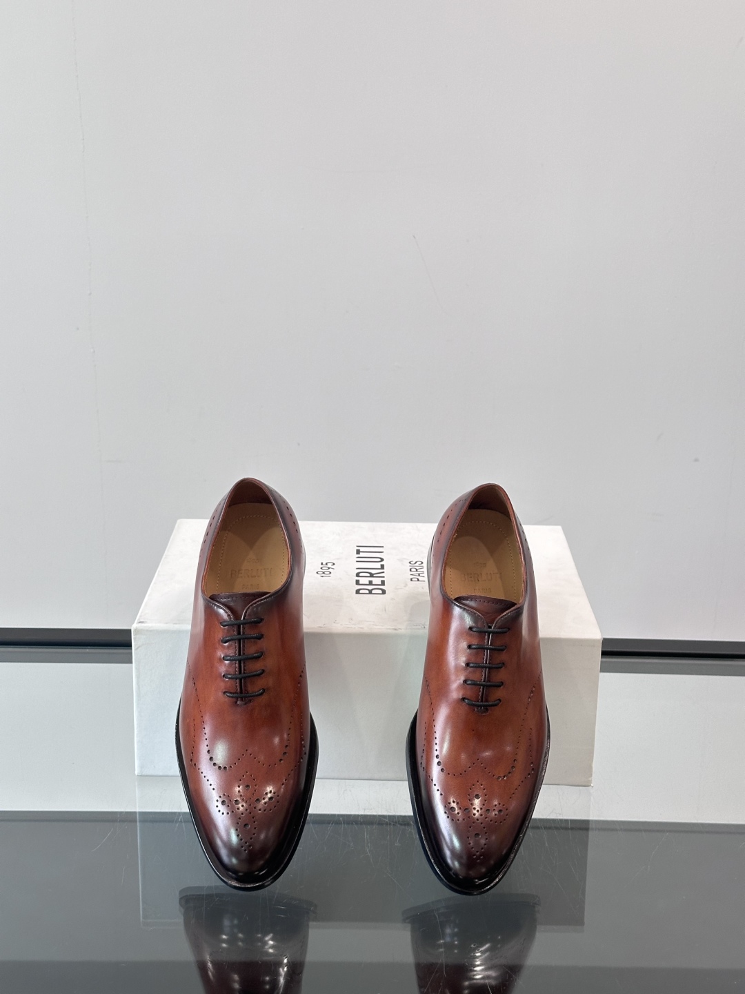 Berluti/布鲁提高端真皮大底正装皮鞋，采用进口牛皮鞋面 柔软有型，手工改色工艺，低调奢华气质，舒适