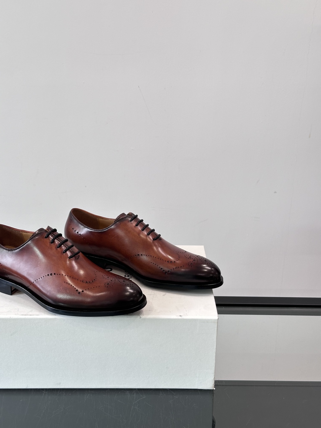Berluti/布鲁提高端真皮大底正装皮鞋，采用进口牛皮鞋面 柔软有型，手工改色工艺，低调奢华气质，舒适