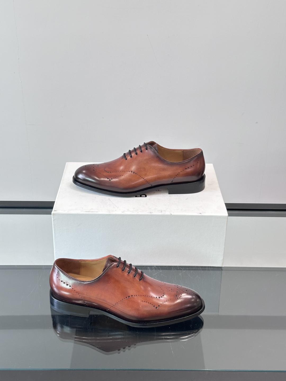 Berluti/布鲁提高端真皮大底正装皮鞋，采用进口牛皮鞋面 柔软有型，手工改色工艺，低调奢华气质，舒适