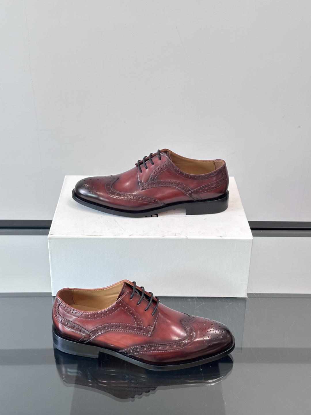 Berluti/布鲁提高端真皮大底正装皮鞋，采用进口牛皮鞋面 柔软有型，手工改色工艺，低调奢华气质，舒适