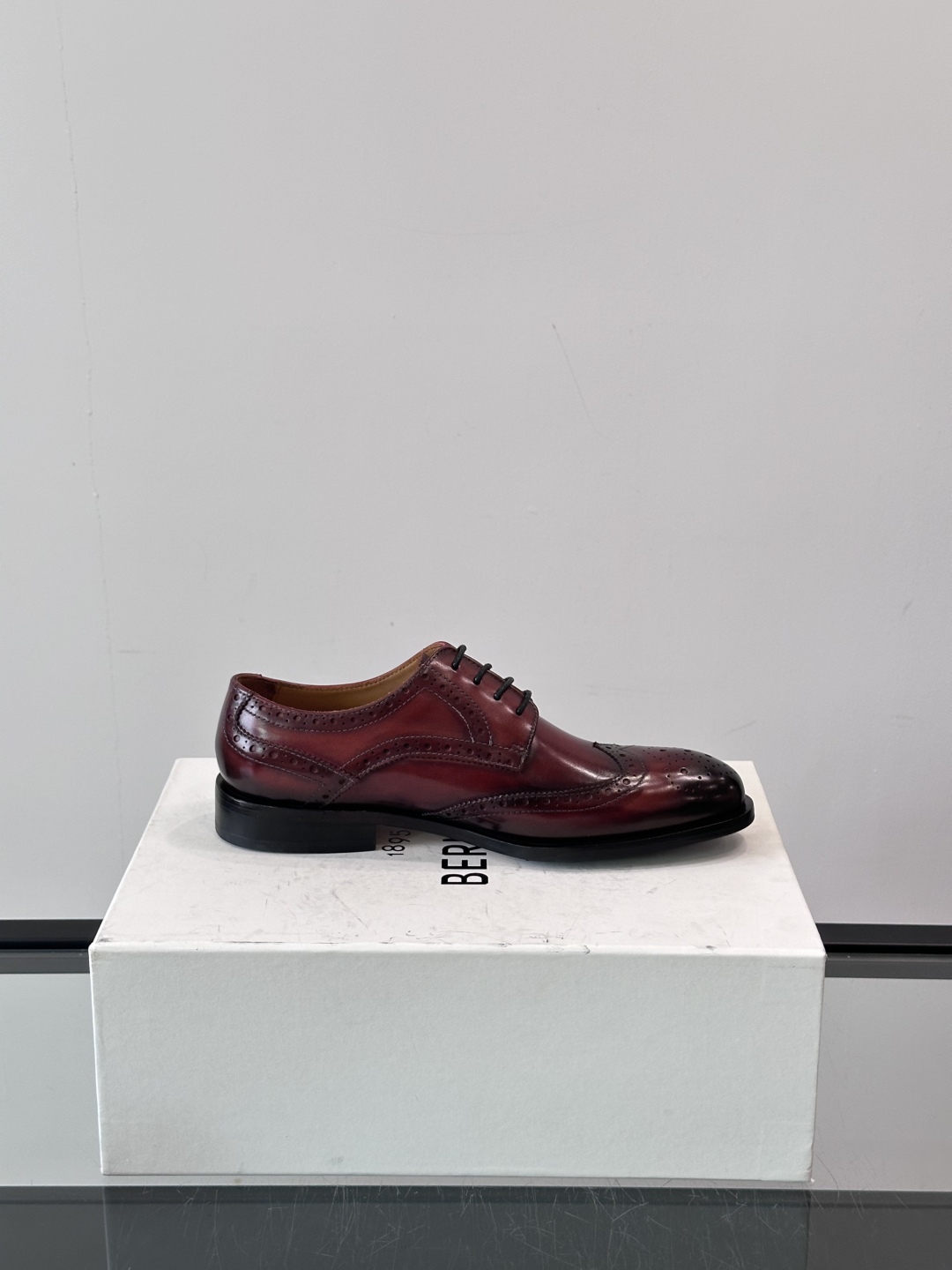 Berluti/布鲁提高端真皮大底正装皮鞋，采用进口牛皮鞋面 柔软有型，手工改色工艺，低调奢华气质，舒适