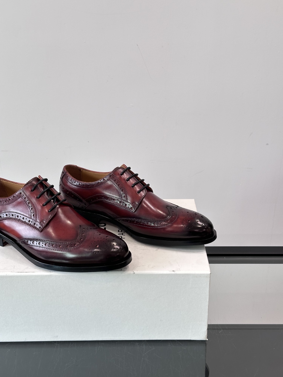 Berluti/布鲁提高端真皮大底正装皮鞋，采用进口牛皮鞋面 柔软有型，手工改色工艺，低调奢华气质，舒适