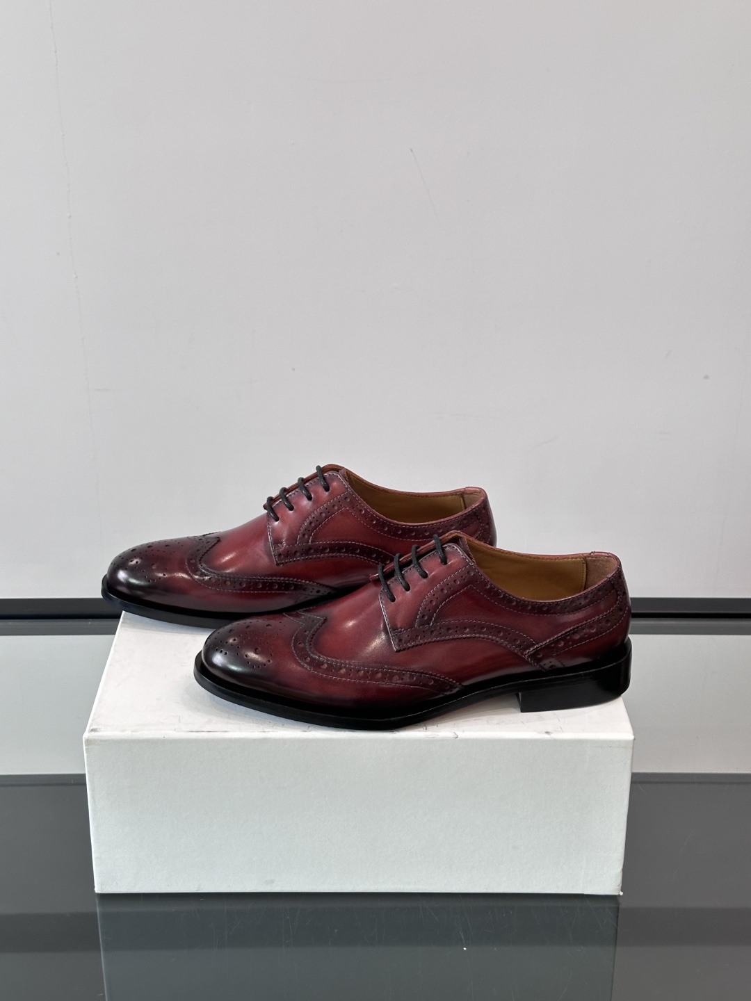 Berluti/布鲁提高端真皮大底正装皮鞋，采用进口牛皮鞋面 柔软有型，手工改色工艺，低调奢华气质，舒适