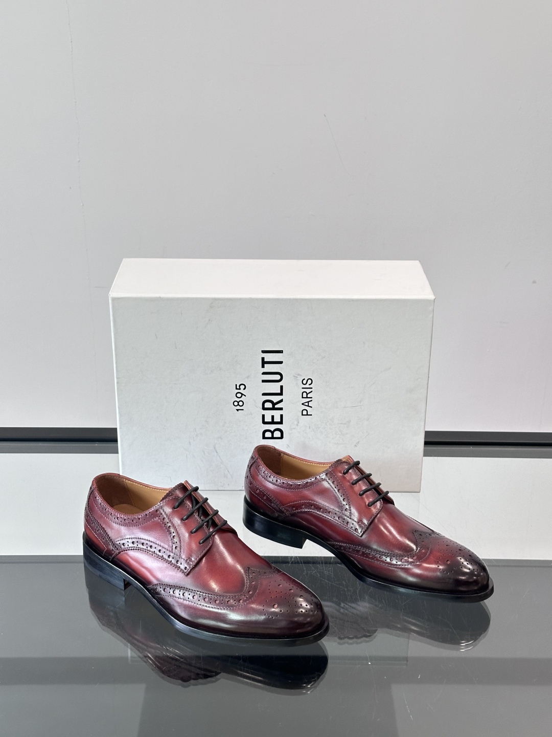 Berluti/布鲁提高端真皮大底正装皮鞋，采用进口牛皮鞋面 柔软有型，手工改色工艺，低调奢华气质，舒适