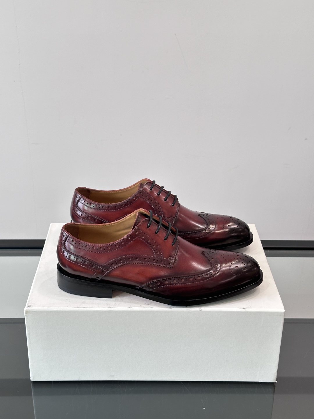 Berluti/布鲁提高端真皮大底正装皮鞋，采用进口牛皮鞋面 柔软有型，手工改色工艺，低调奢华气质，舒适