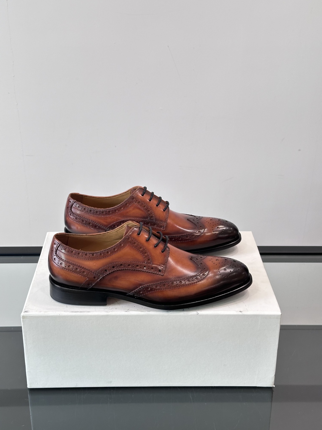 Berluti/布鲁提高端真皮大底正装皮鞋，采用进口牛皮鞋面 柔软有型，手工改色工艺，低调奢华气质，舒适