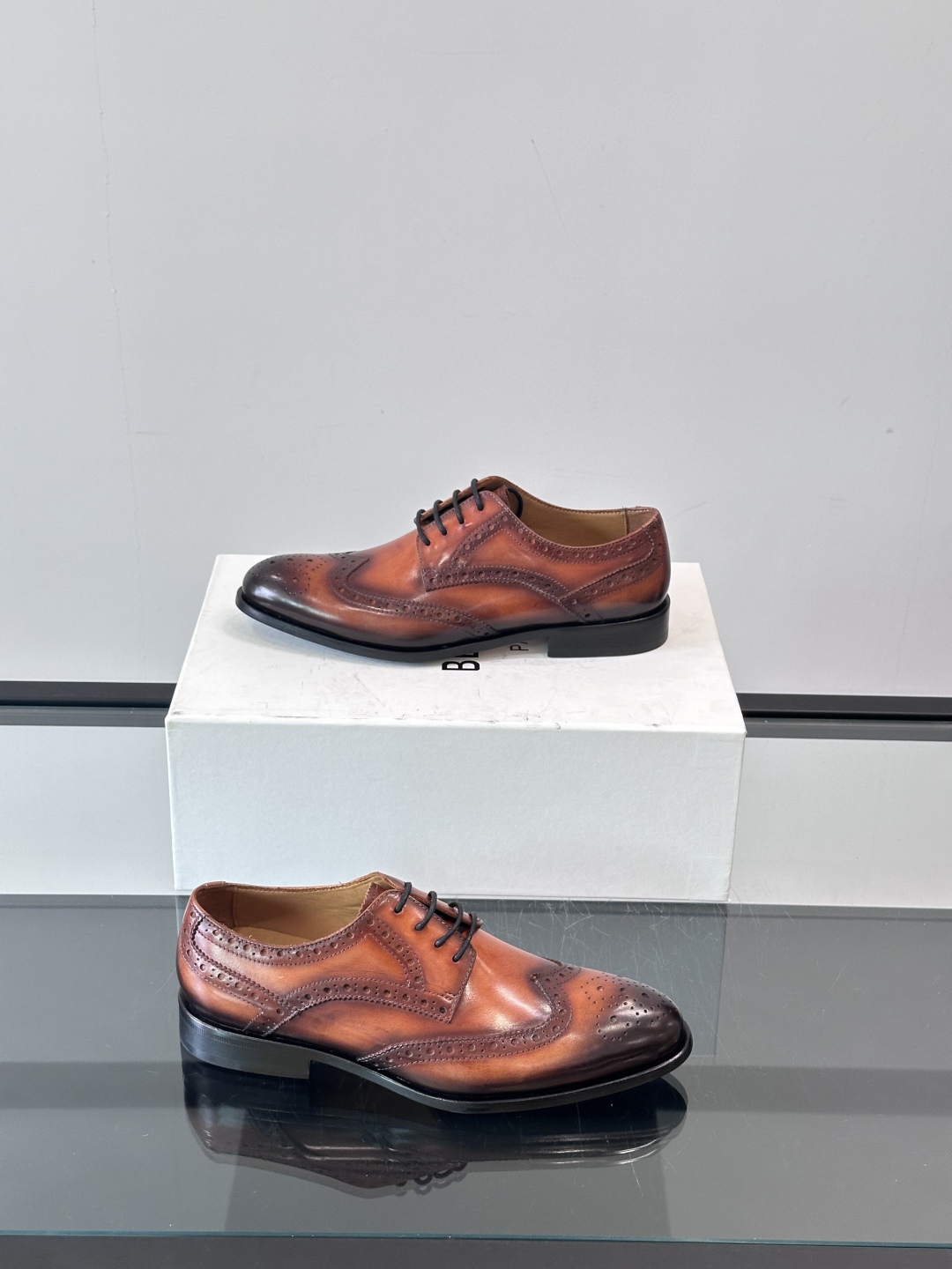 Berluti/布鲁提高端真皮大底正装皮鞋，采用进口牛皮鞋面 柔软有型，手工改色工艺，低调奢华气质，舒适
