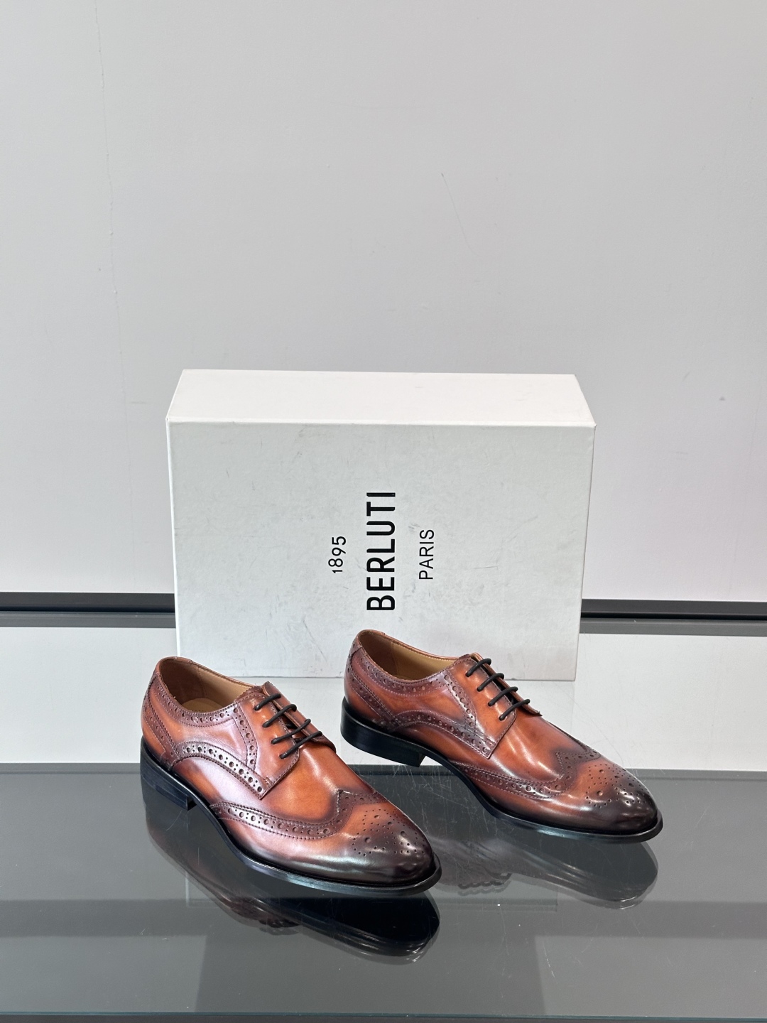 Berluti/布鲁提高端真皮大底正装皮鞋，采用进口牛皮鞋面 柔软有型，手工改色工艺，低调奢华气质，舒适