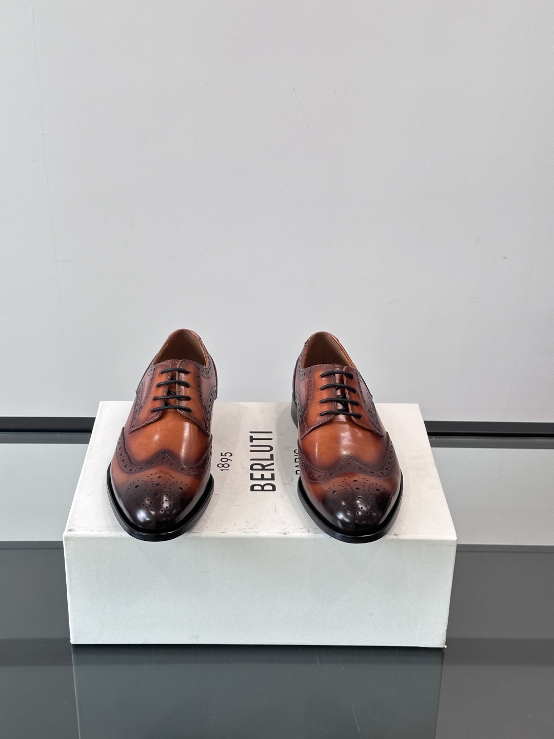 Berluti/布鲁提高端真皮大底正装皮鞋，采用进口牛皮鞋面 柔软有型，手工改色工艺，低调奢华气质，舒适
