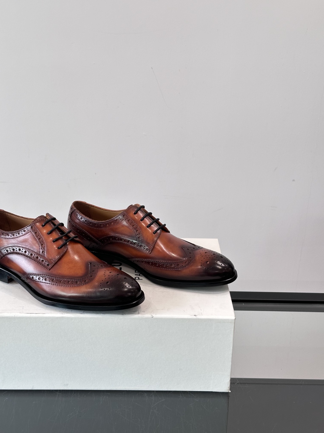 Berluti/布鲁提高端真皮大底正装皮鞋，采用进口牛皮鞋面 柔软有型，手工改色工艺，低调奢华气质，舒适
