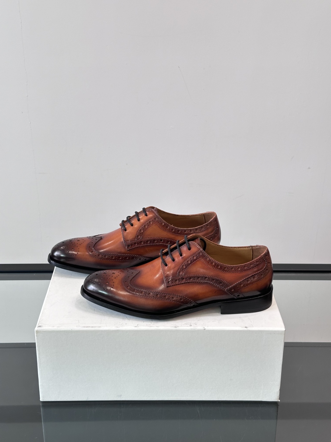 Berluti/布鲁提高端真皮大底正装皮鞋，采用进口牛皮鞋面 柔软有型，手工改色工艺，低调奢华气质，舒适