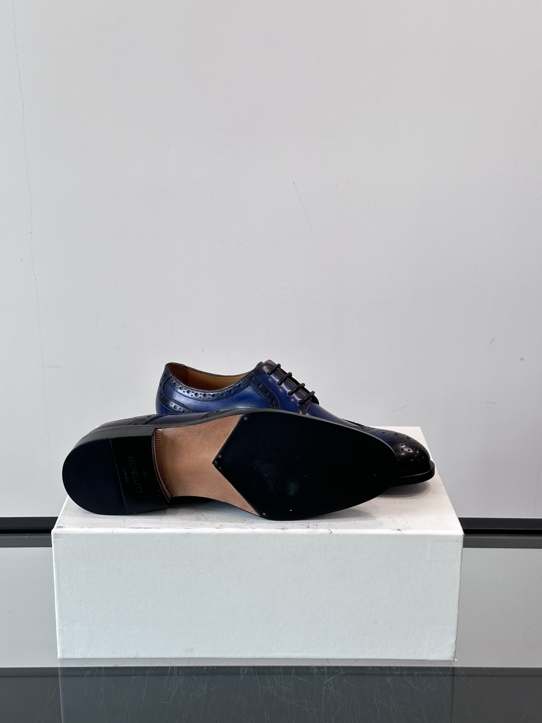 Berluti/布鲁提高端真皮大底正装皮鞋，采用进口牛皮鞋面 柔软有型，手工改色工艺，低调奢华气质，舒适