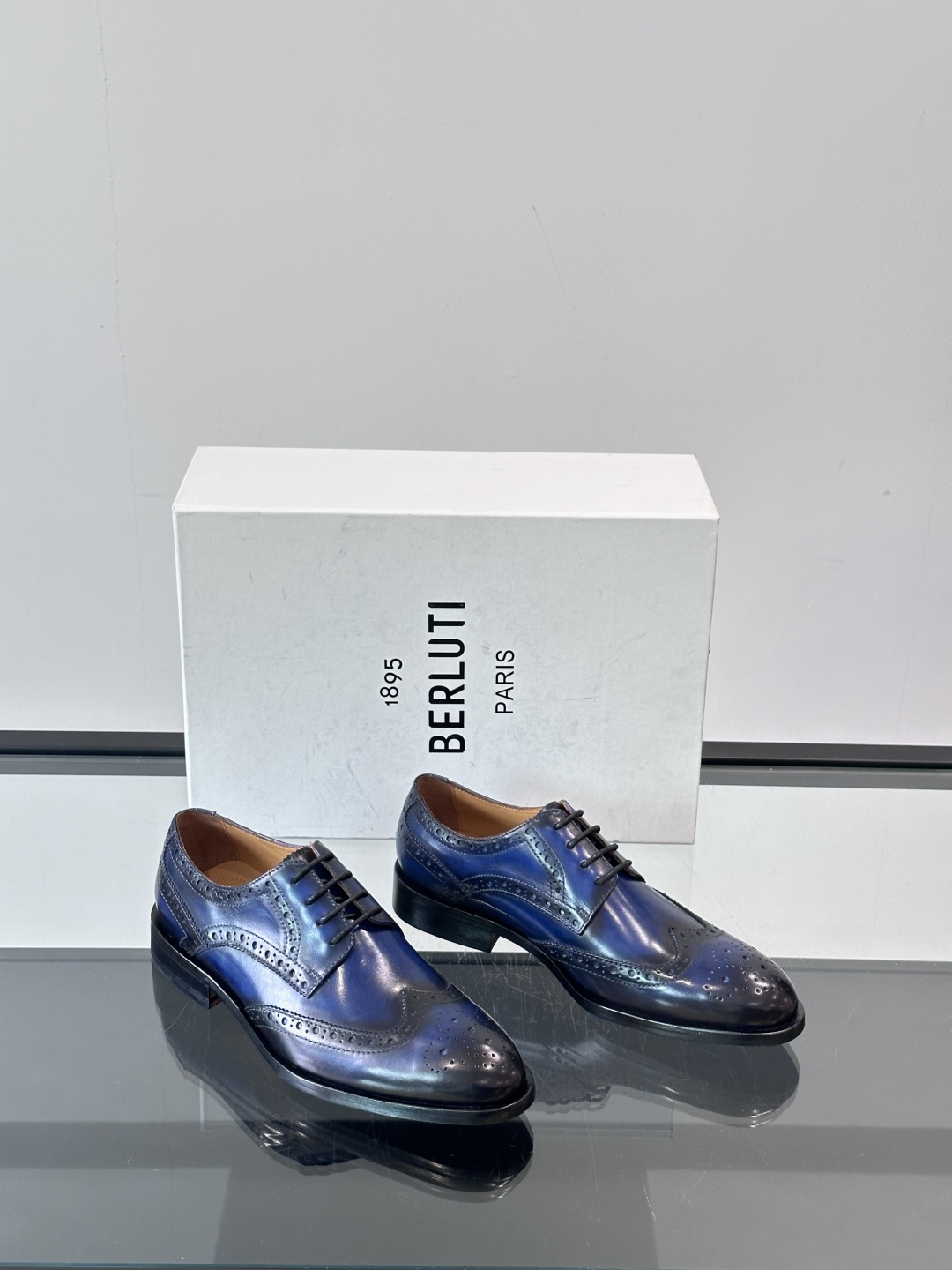 Berluti/布鲁提高端真皮大底正装皮鞋，采用进口牛皮鞋面 柔软有型，手工改色工艺，低调奢华气质，舒适