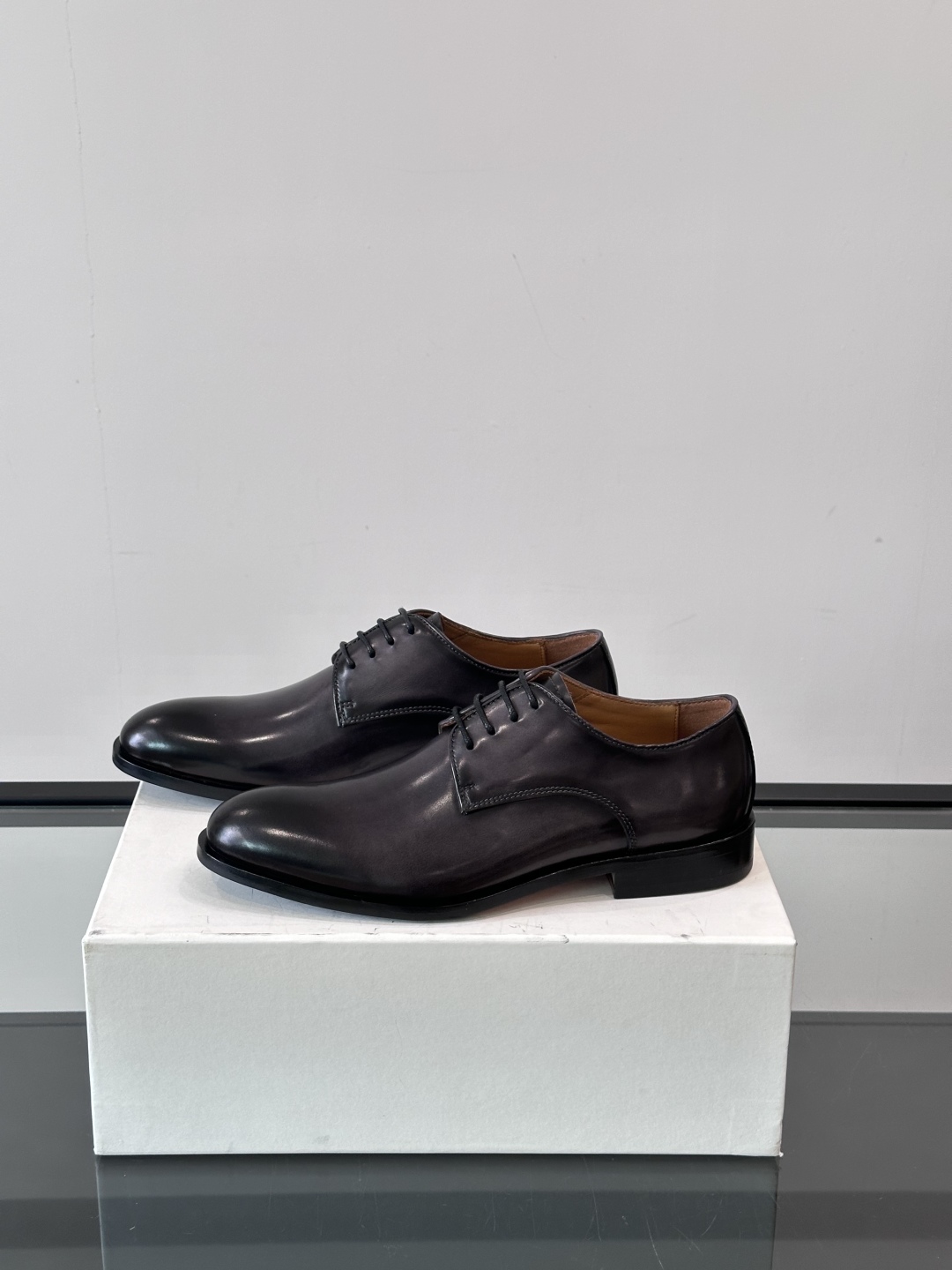 Berluti/布鲁提高端真皮大底正装皮鞋，采用进口牛皮鞋面 柔软有型，手工改色工艺，低调奢华气质，舒适
