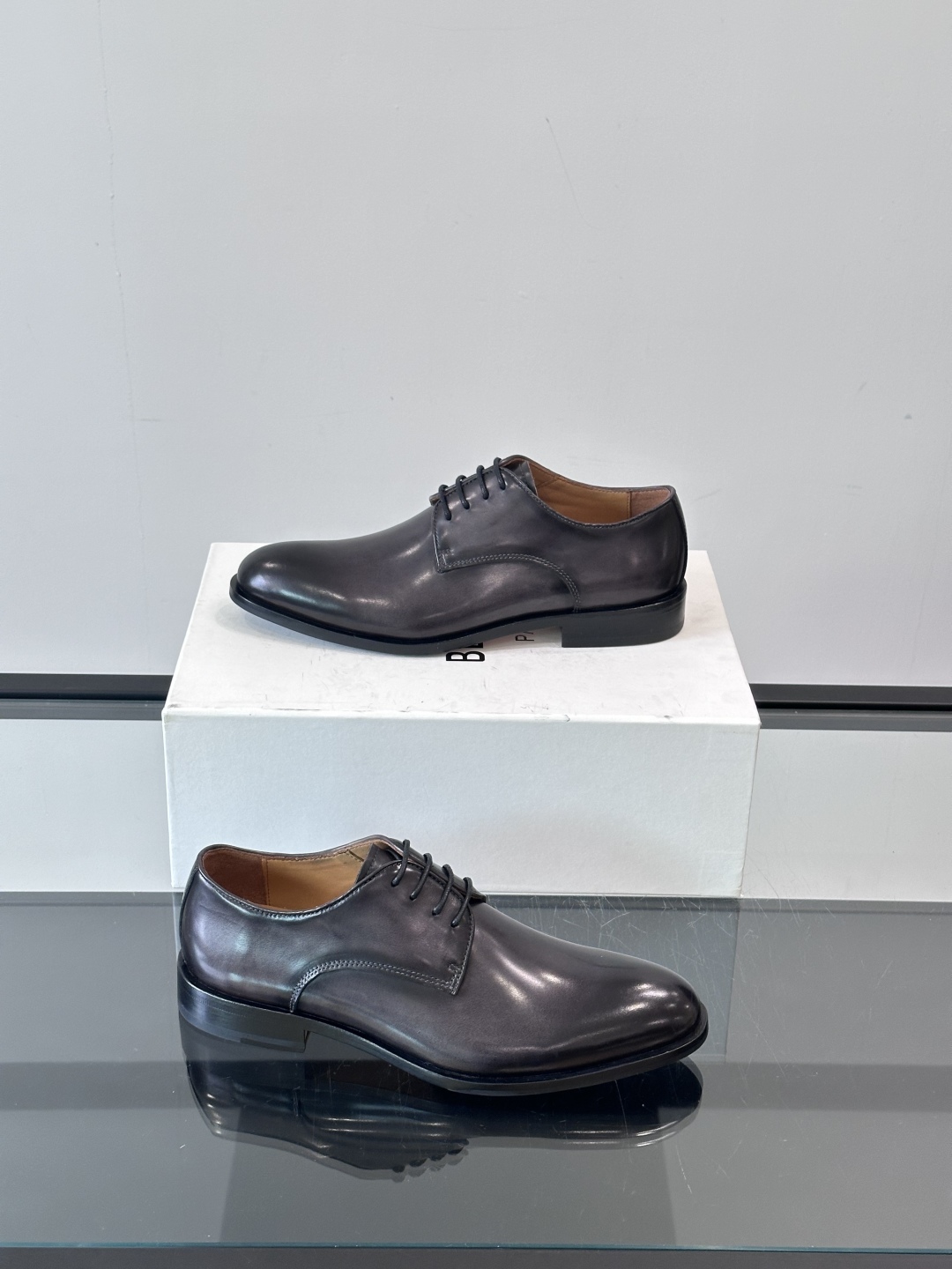 Berluti/布鲁提高端真皮大底正装皮鞋，采用进口牛皮鞋面 柔软有型，手工改色工艺，低调奢华气质，舒适