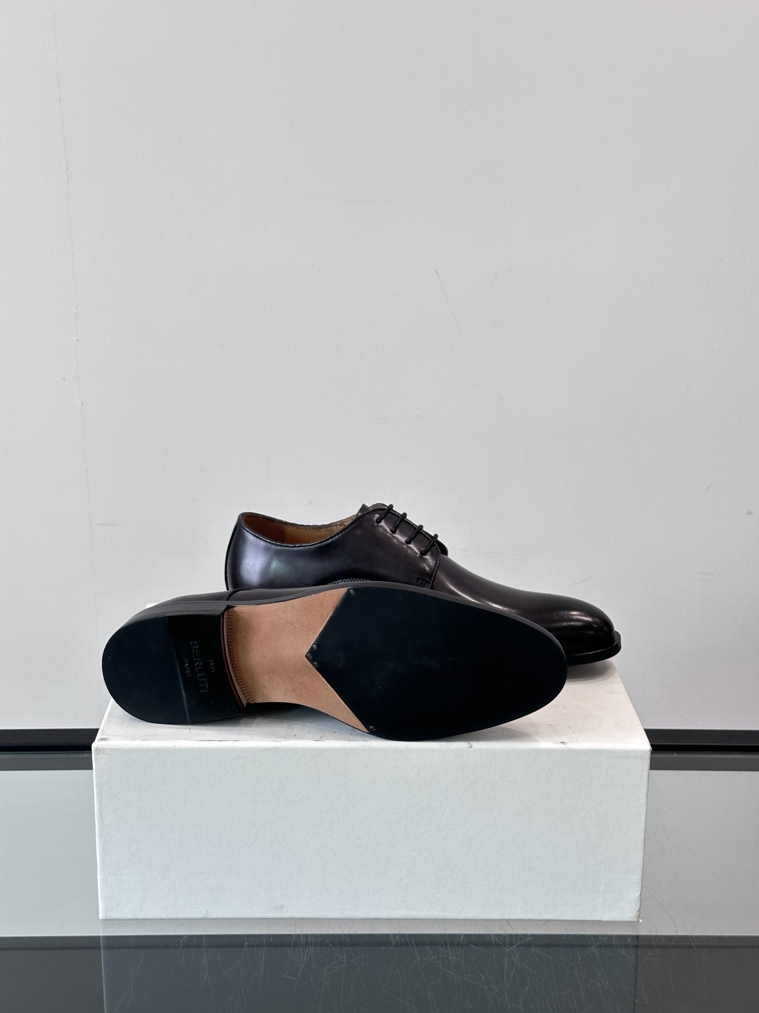 Berluti/布鲁提高端真皮大底正装皮鞋，采用进口牛皮鞋面 柔软有型，手工改色工艺，低调奢华气质，舒适
