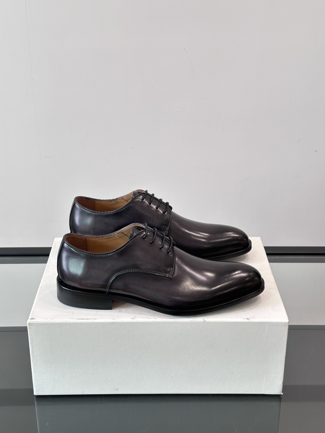 Berluti/布鲁提高端真皮大底正装皮鞋，采用进口牛皮鞋面 柔软有型，手工改色工艺，低调奢华气质，舒适