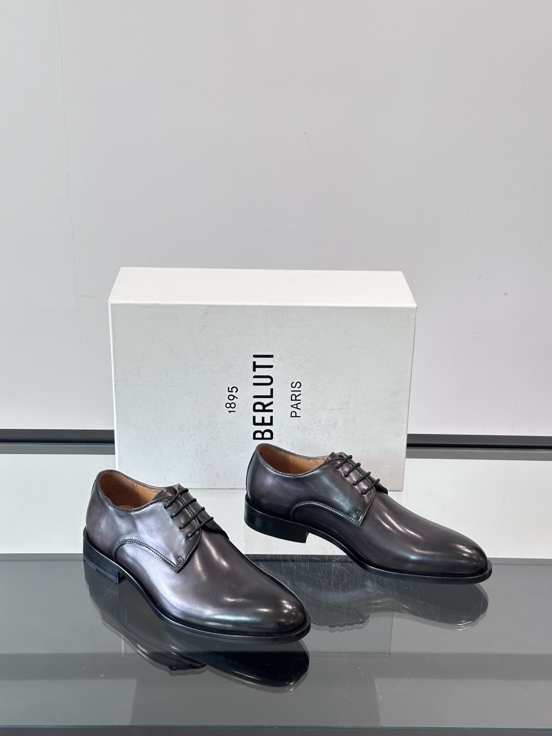 Berluti/布鲁提高端真皮大底正装皮鞋，采用进口牛皮鞋面 柔软有型，手工改色工艺，低调奢华气质，舒适