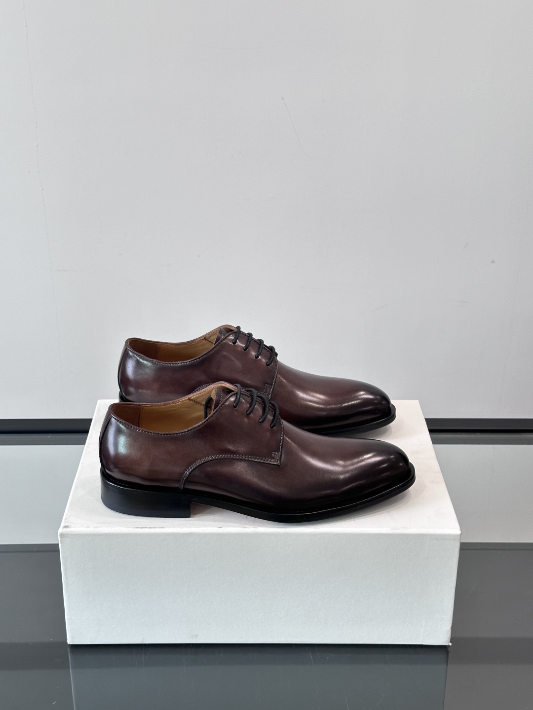 Berluti/布鲁提高端真皮大底正装皮鞋，采用进口牛皮鞋面 柔软有型，手工改色工艺，低调奢华气质，舒适