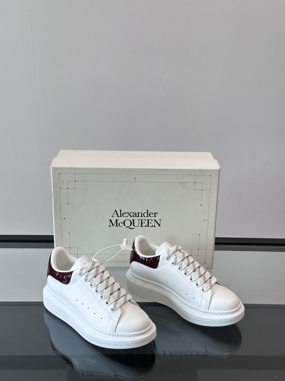 𝐀𝐥𝐞𝐱𝐚𝐧𝐝𝐞𝐫 𝐌𝐜𝐐𝐔𝐄𝐄𝐍亚历山麦昆情侣款‼️ 休闲鞋👟。终极版本 随意PK柜货 麦昆这鞋款一出