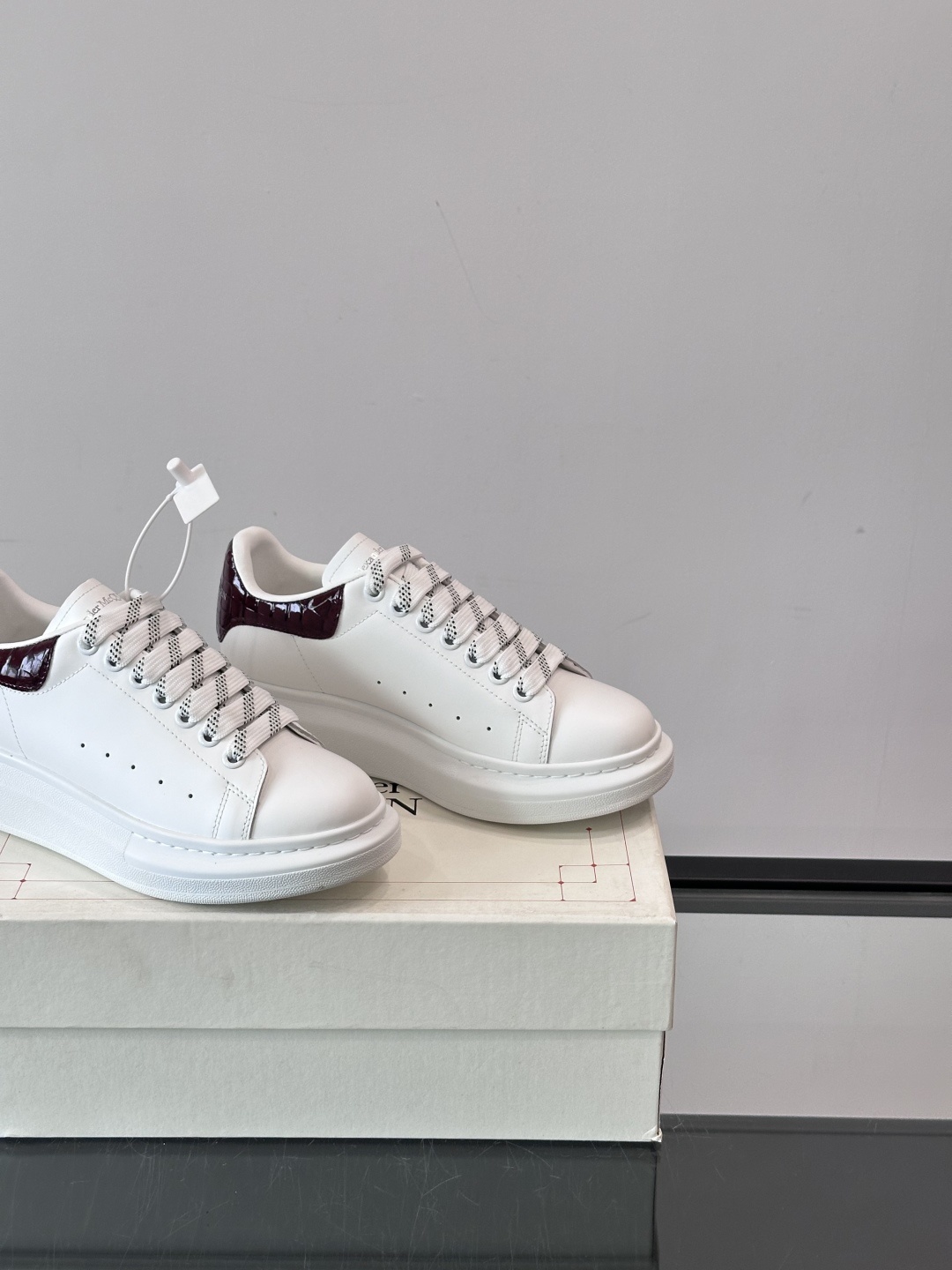 𝐀𝐥𝐞𝐱𝐚𝐧𝐝𝐞𝐫 𝐌𝐜𝐐𝐔𝐄𝐄𝐍亚历山麦昆情侣款‼️ 休闲鞋👟。终极版本 随意PK柜货 麦昆这鞋款一出