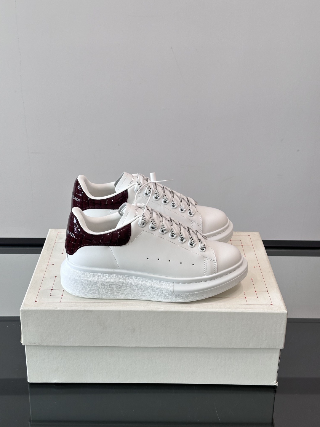 𝐀𝐥𝐞𝐱𝐚𝐧𝐝𝐞𝐫 𝐌𝐜𝐐𝐔𝐄𝐄𝐍亚历山麦昆情侣款‼️ 休闲鞋👟。终极版本 随意PK柜货 麦昆这鞋款一出