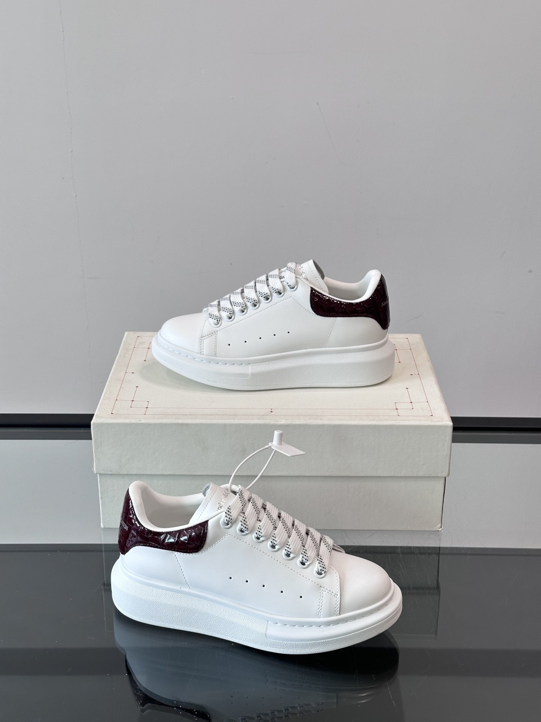 𝐀𝐥𝐞𝐱𝐚𝐧𝐝𝐞𝐫 𝐌𝐜𝐐𝐔𝐄𝐄𝐍亚历山麦昆情侣款‼️ 休闲鞋👟。终极版本 随意PK柜货 麦昆这鞋款一出