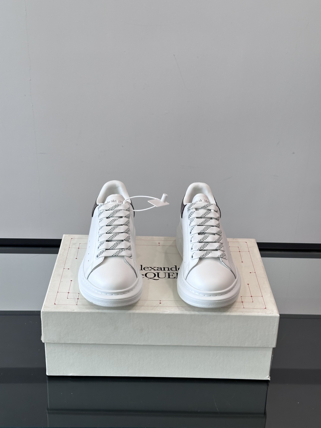 𝐀𝐥𝐞𝐱𝐚𝐧𝐝𝐞𝐫 𝐌𝐜𝐐𝐔𝐄𝐄𝐍亚历山麦昆情侣款‼️ 休闲鞋👟。终极版本 随意PK柜货 麦昆这鞋款一出