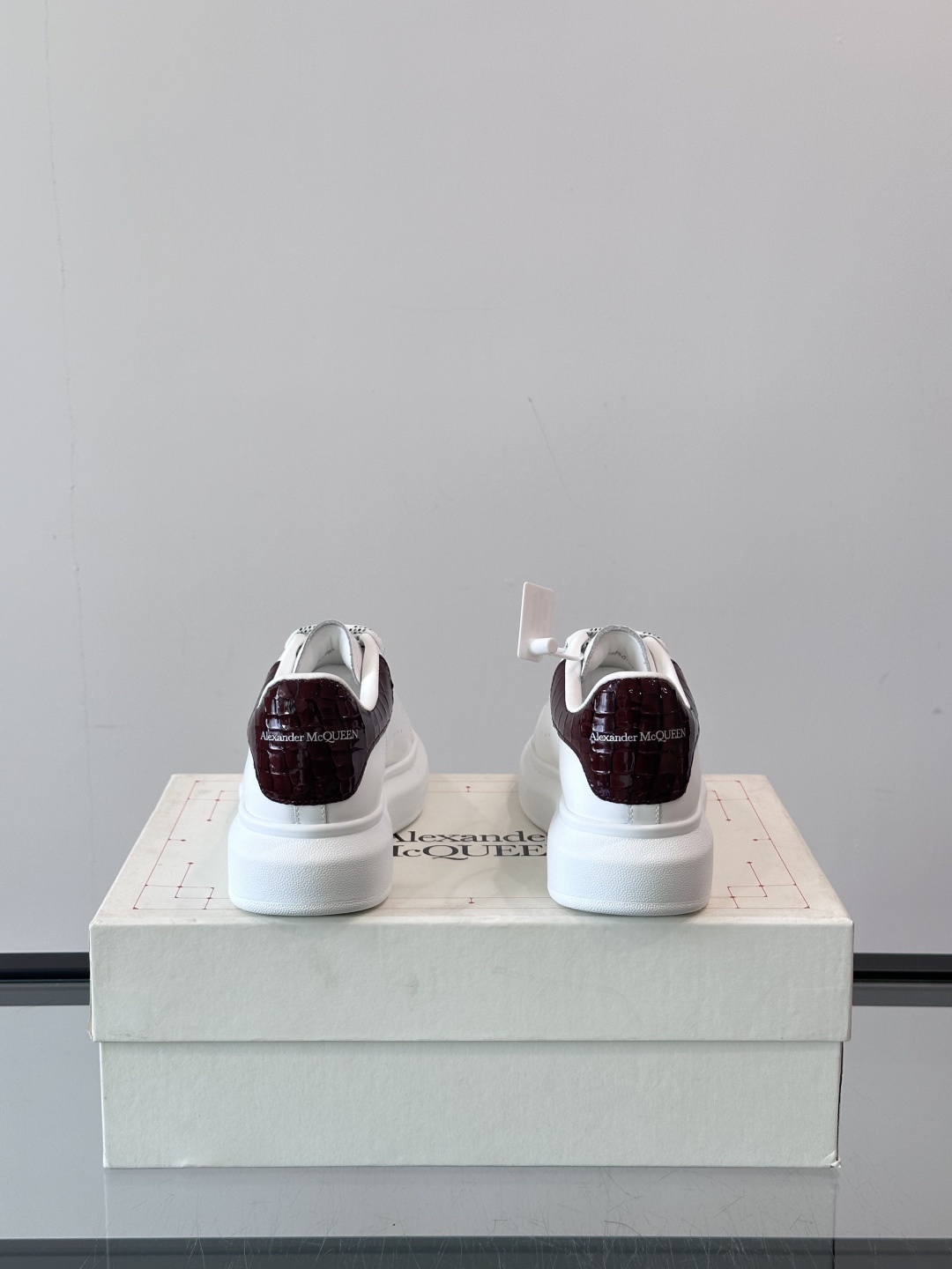 𝐀𝐥𝐞𝐱𝐚𝐧𝐝𝐞𝐫 𝐌𝐜𝐐𝐔𝐄𝐄𝐍亚历山麦昆情侣款‼️ 休闲鞋👟。终极版本 随意PK柜货 麦昆这鞋款一出