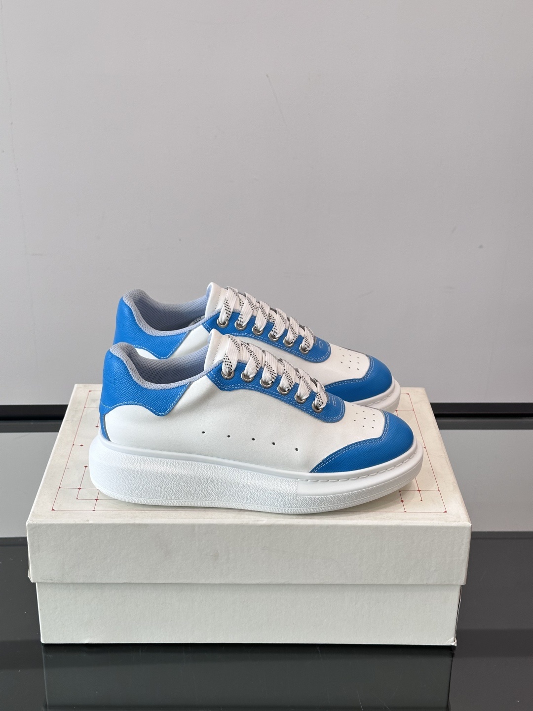 𝐀𝐥𝐞𝐱𝐚𝐧𝐝𝐞𝐫 𝐌𝐜𝐐𝐔𝐄𝐄𝐍亚历山麦昆情侣款‼️ 休闲鞋👟。终极版本 随意PK柜货 麦昆这鞋款一出