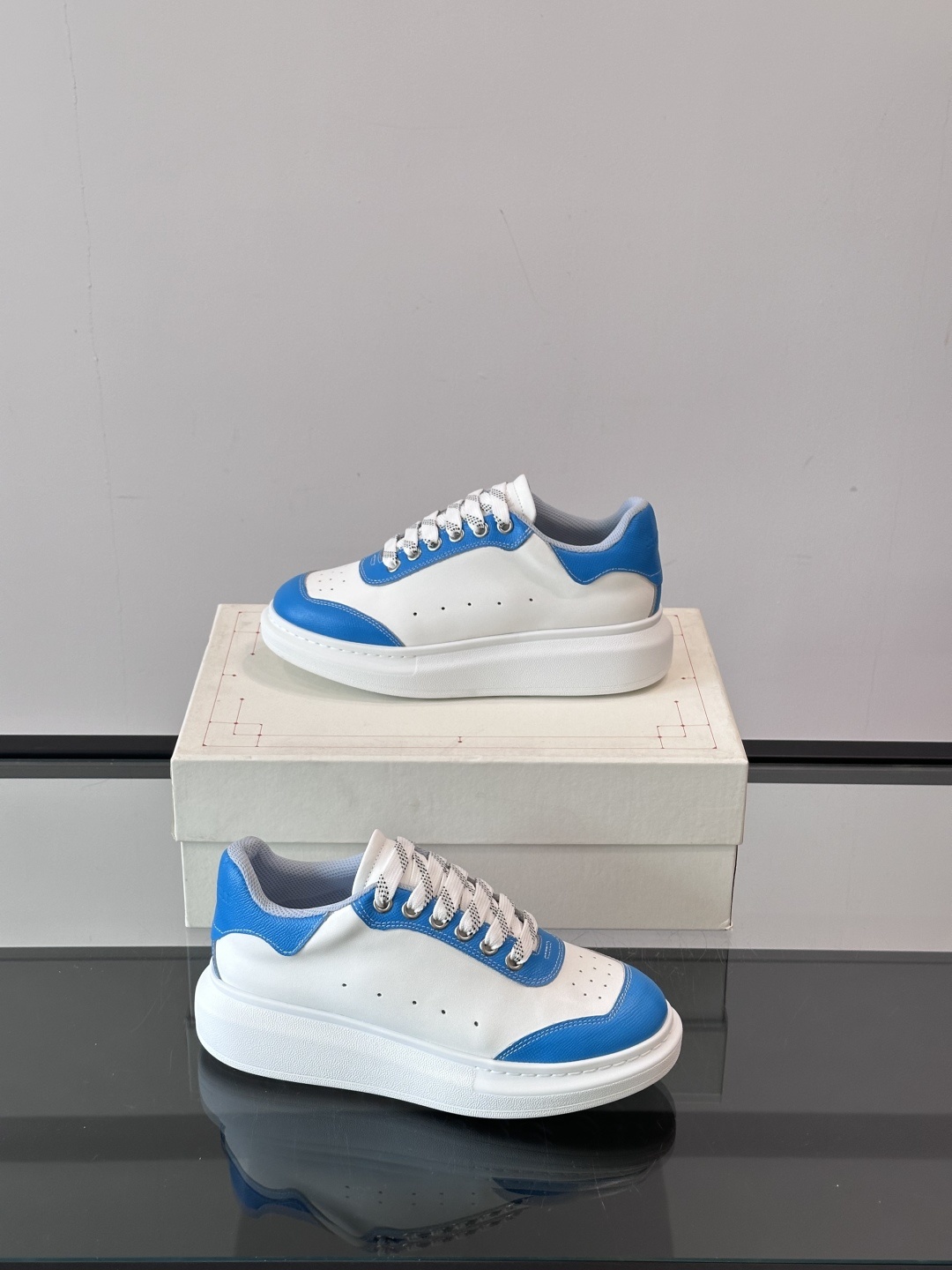 𝐀𝐥𝐞𝐱𝐚𝐧𝐝𝐞𝐫 𝐌𝐜𝐐𝐔𝐄𝐄𝐍亚历山麦昆情侣款‼️ 休闲鞋👟。终极版本 随意PK柜货 麦昆这鞋款一出