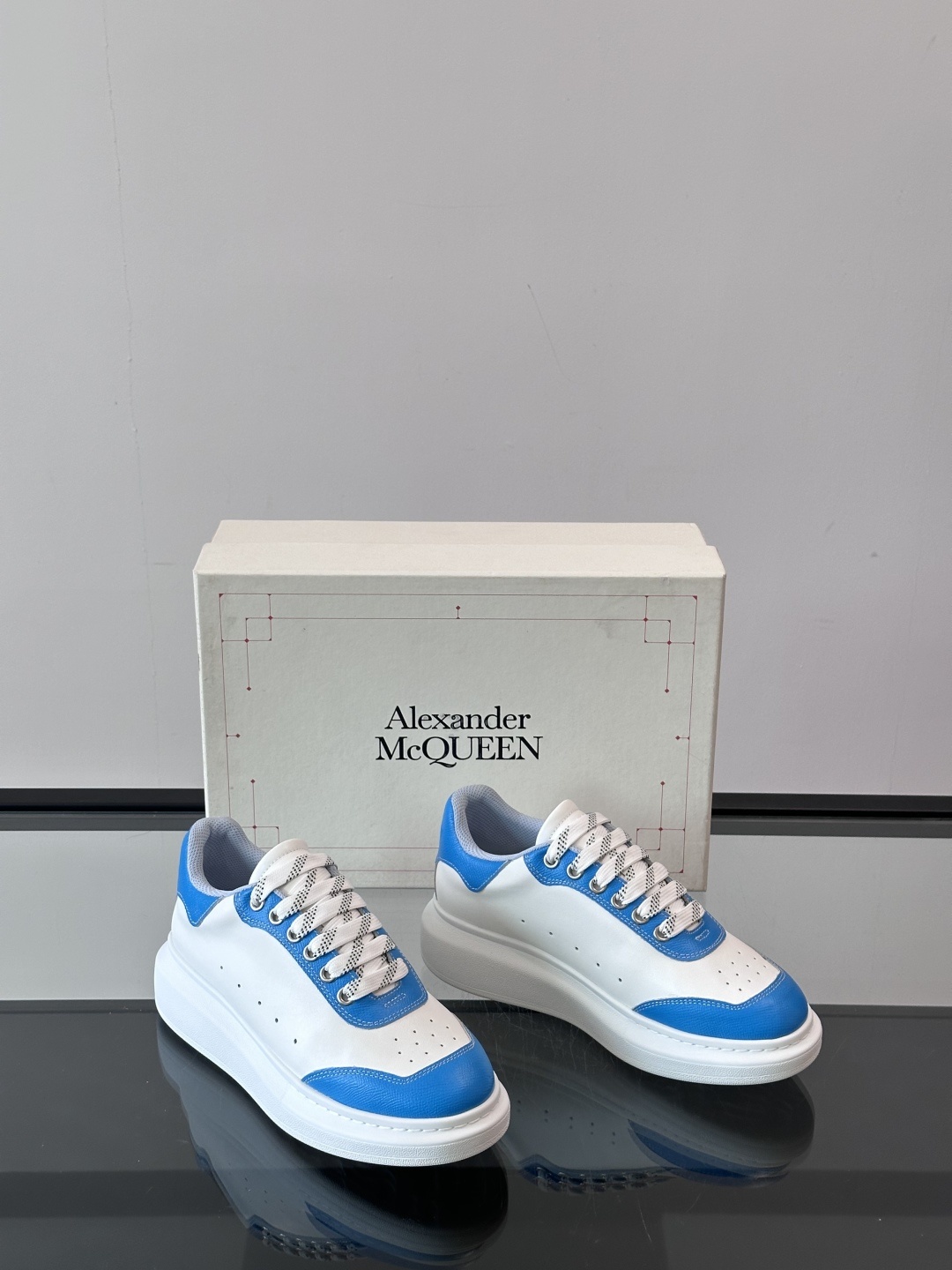 𝐀𝐥𝐞𝐱𝐚𝐧𝐝𝐞𝐫 𝐌𝐜𝐐𝐔𝐄𝐄𝐍亚历山麦昆情侣款‼️ 休闲鞋👟。终极版本 随意PK柜货 麦昆这鞋款一出