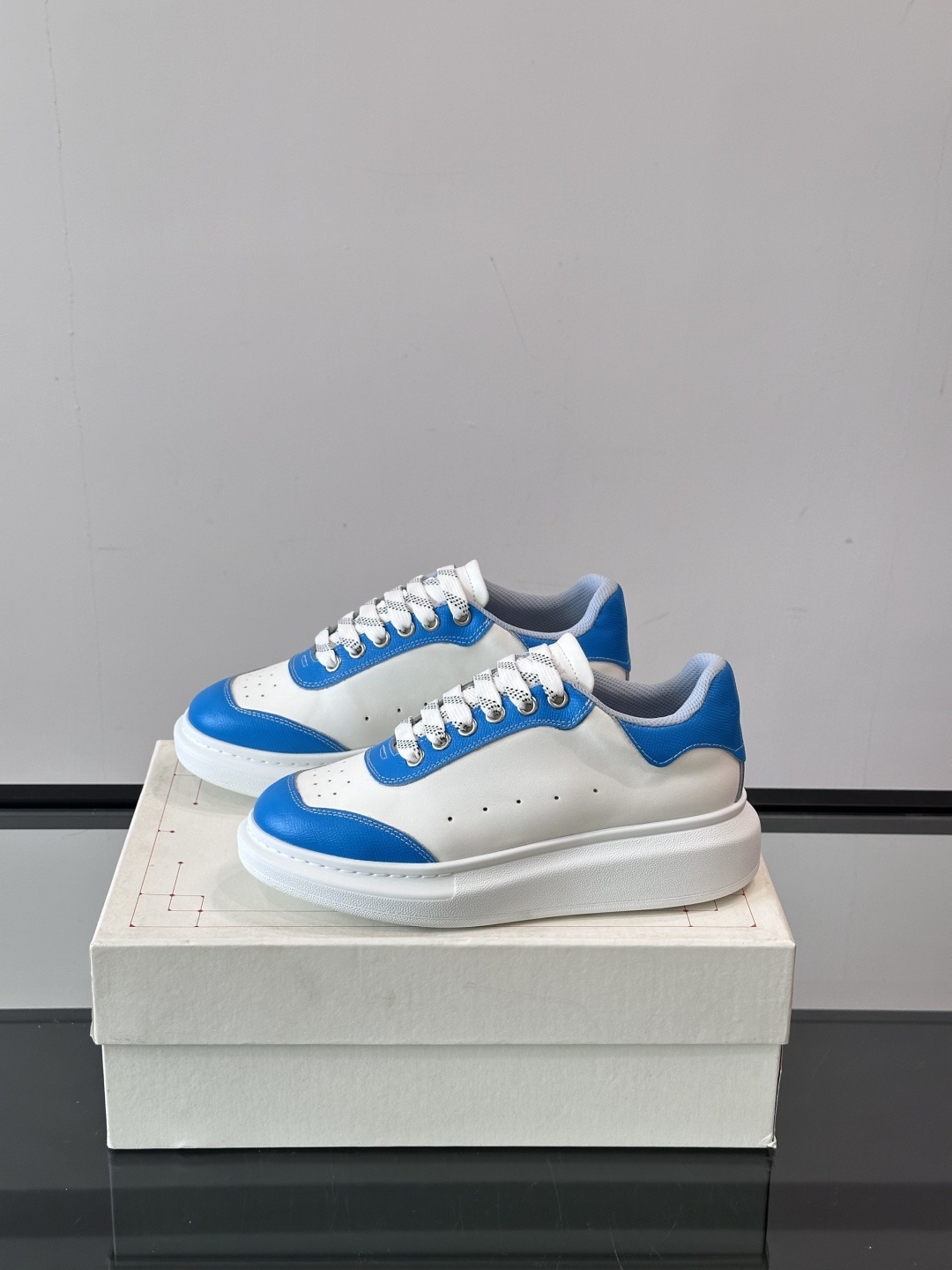 𝐀𝐥𝐞𝐱𝐚𝐧𝐝𝐞𝐫 𝐌𝐜𝐐𝐔𝐄𝐄𝐍亚历山麦昆情侣款‼️ 休闲鞋👟。终极版本 随意PK柜货 麦昆这鞋款一出