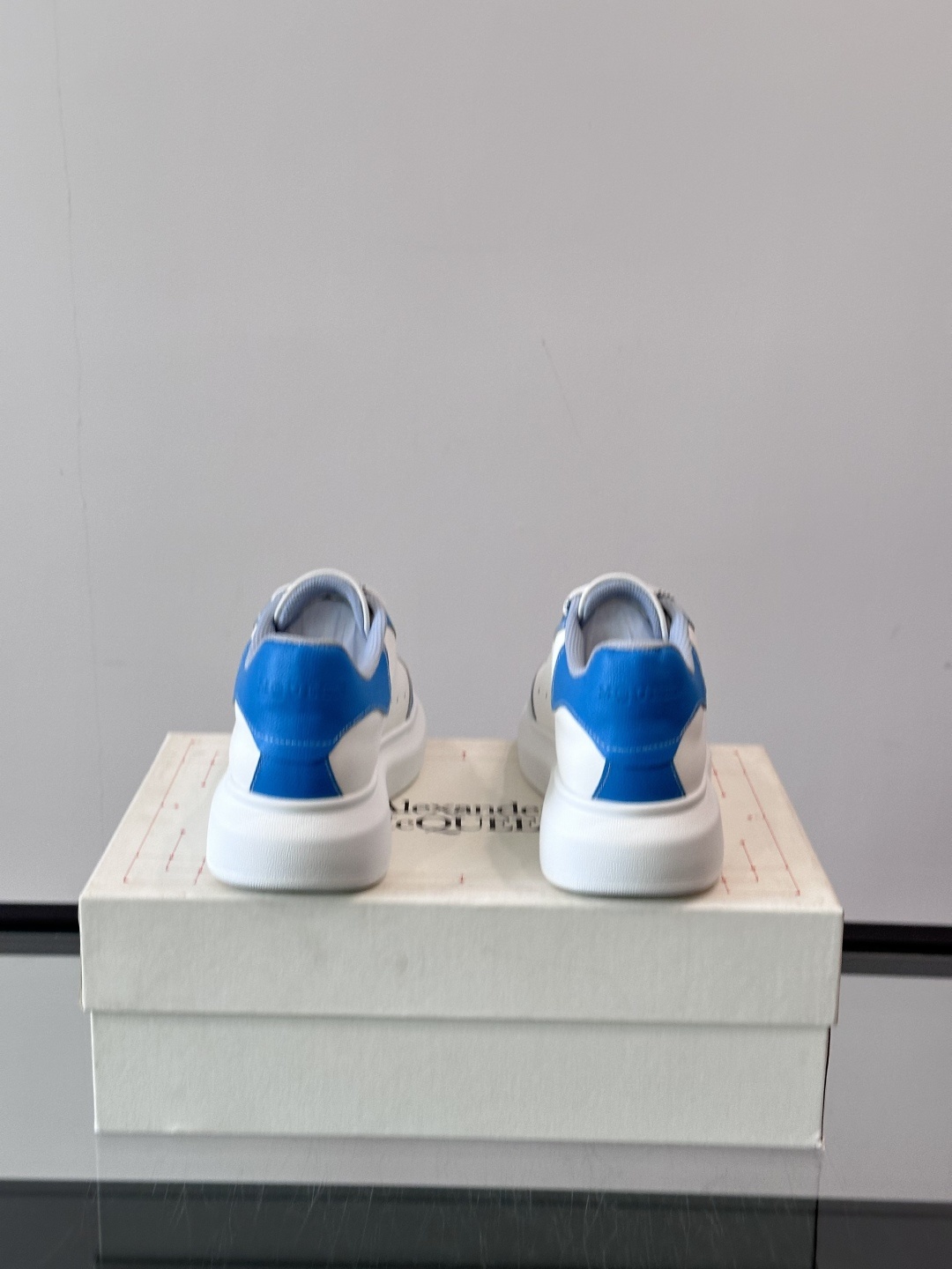 𝐀𝐥𝐞𝐱𝐚𝐧𝐝𝐞𝐫 𝐌𝐜𝐐𝐔𝐄𝐄𝐍亚历山麦昆情侣款‼️ 休闲鞋👟。终极版本 随意PK柜货 麦昆这鞋款一出