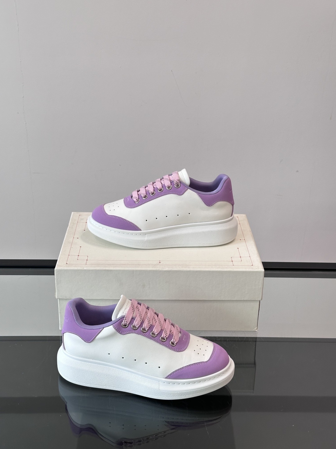 𝐀𝐥𝐞𝐱𝐚𝐧𝐝𝐞𝐫 𝐌𝐜𝐐𝐔𝐄𝐄𝐍亚历山麦昆情侣款‼️ 休闲鞋👟。终极版本 随意PK柜货 麦昆这鞋款一出