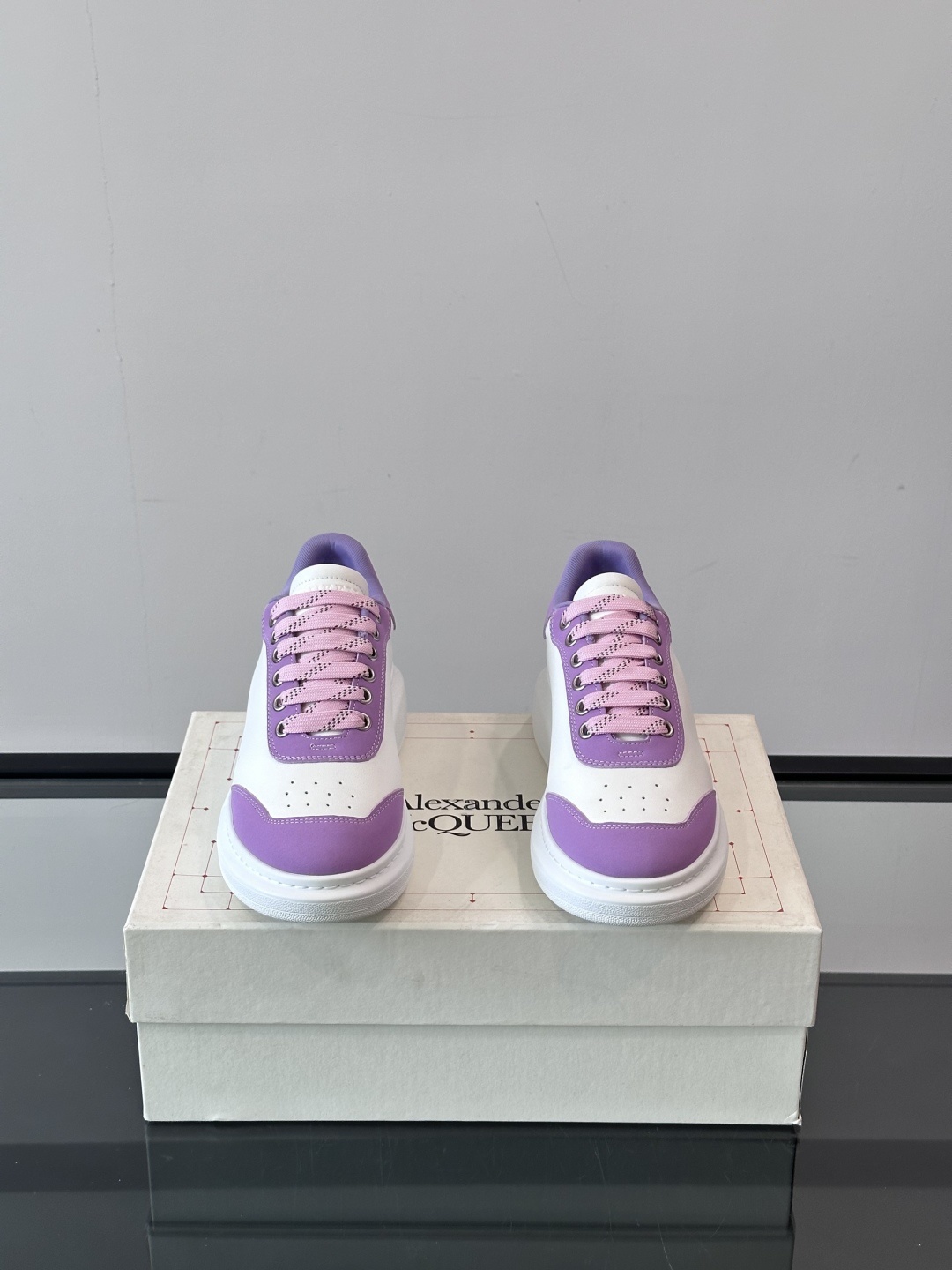 𝐀𝐥𝐞𝐱𝐚𝐧𝐝𝐞𝐫 𝐌𝐜𝐐𝐔𝐄𝐄𝐍亚历山麦昆情侣款‼️ 休闲鞋👟。终极版本 随意PK柜货 麦昆这鞋款一出