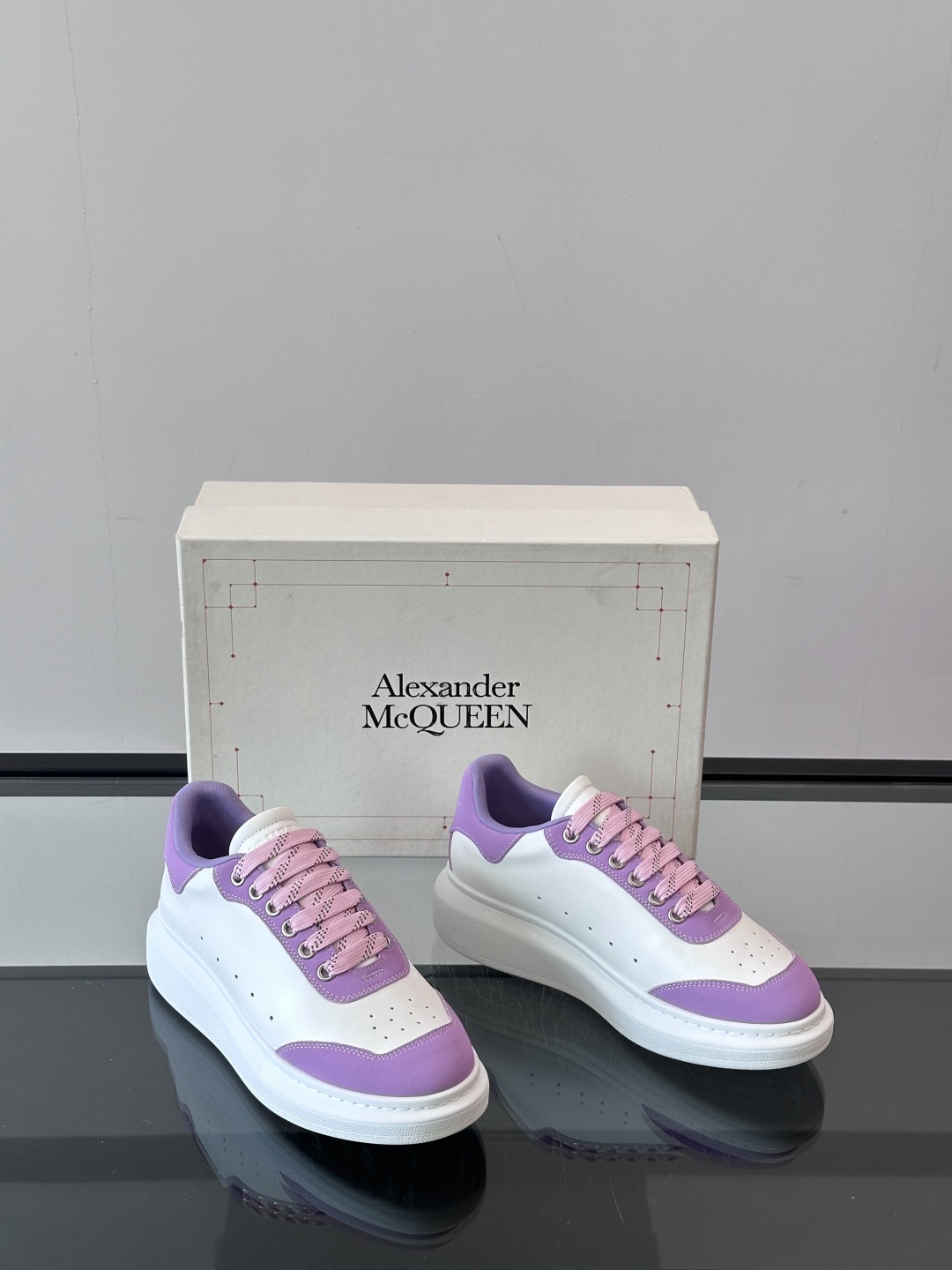 𝐀𝐥𝐞𝐱𝐚𝐧𝐝𝐞𝐫 𝐌𝐜𝐐𝐔𝐄𝐄𝐍亚历山麦昆情侣款‼️ 休闲鞋👟。终极版本 随意PK柜货 麦昆这鞋款一出