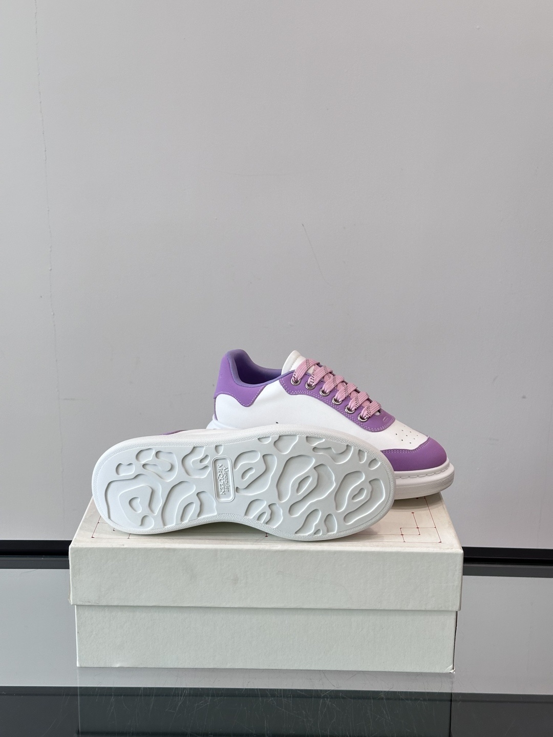 𝐀𝐥𝐞𝐱𝐚𝐧𝐝𝐞𝐫 𝐌𝐜𝐐𝐔𝐄𝐄𝐍亚历山麦昆情侣款‼️ 休闲鞋👟。终极版本 随意PK柜货 麦昆这鞋款一出