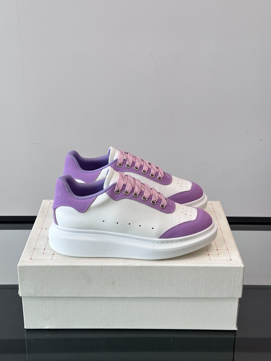 𝐀𝐥𝐞𝐱𝐚𝐧𝐝𝐞𝐫 𝐌𝐜𝐐𝐔𝐄𝐄𝐍亚历山麦昆情侣款‼️ 休闲鞋👟。终极版本 随意PK柜货 麦昆这鞋款一出